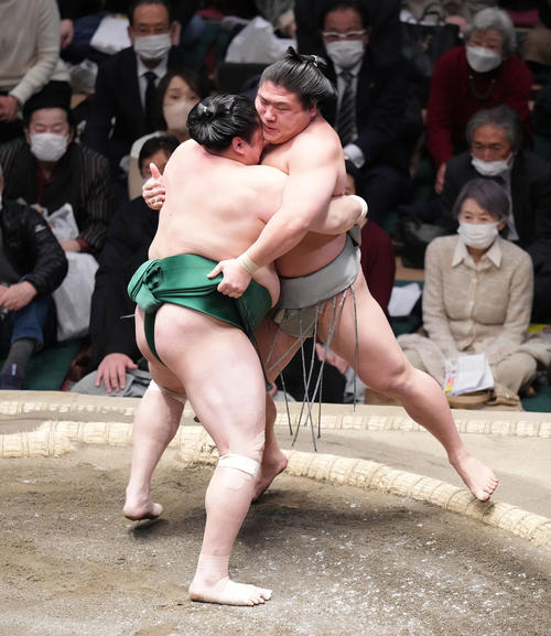 若隆景（右）を寄り切りで破る佐田の海（撮影・菅敏）