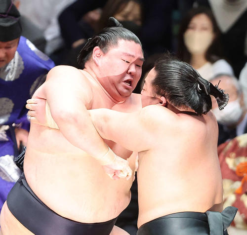 正代（左）は翠富士を極め出す（撮影・河田真司）