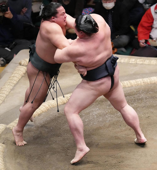 翠富士（左）を極め出しで破る正代（撮影・菅敏）