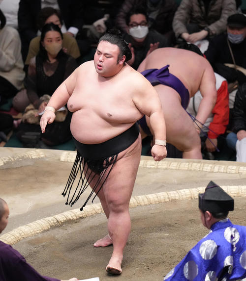 明生（右奥）を小手投げで破る貴景勝（撮影・菅敏）