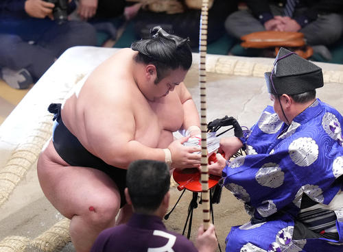 明生を小手投げで破り、懸賞金を受け取る貴景勝（撮影・菅敏）