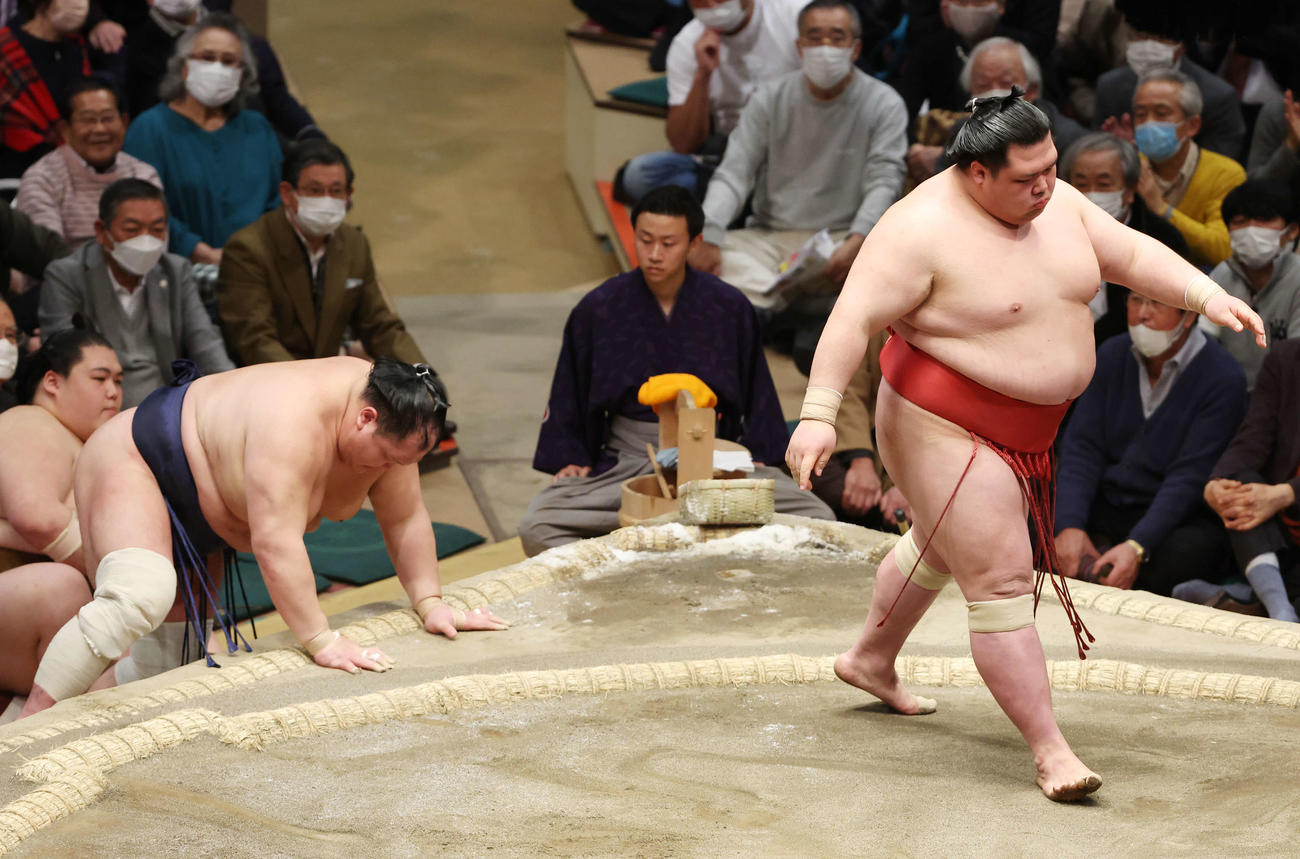 北勝富士（左）を破った阿武咲（撮影・宮地輝）