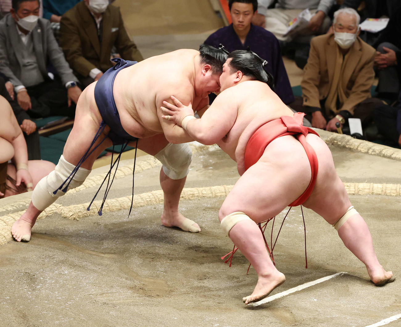 阿武咲（右）は押し出しで北勝富士を破る（撮影・宮地輝）
