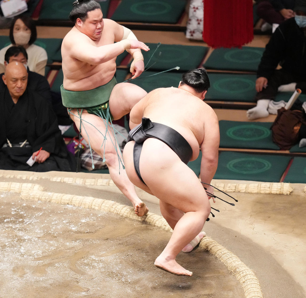 東白龍（左）を押し倒しで破る朝乃山（撮影・菅敏）