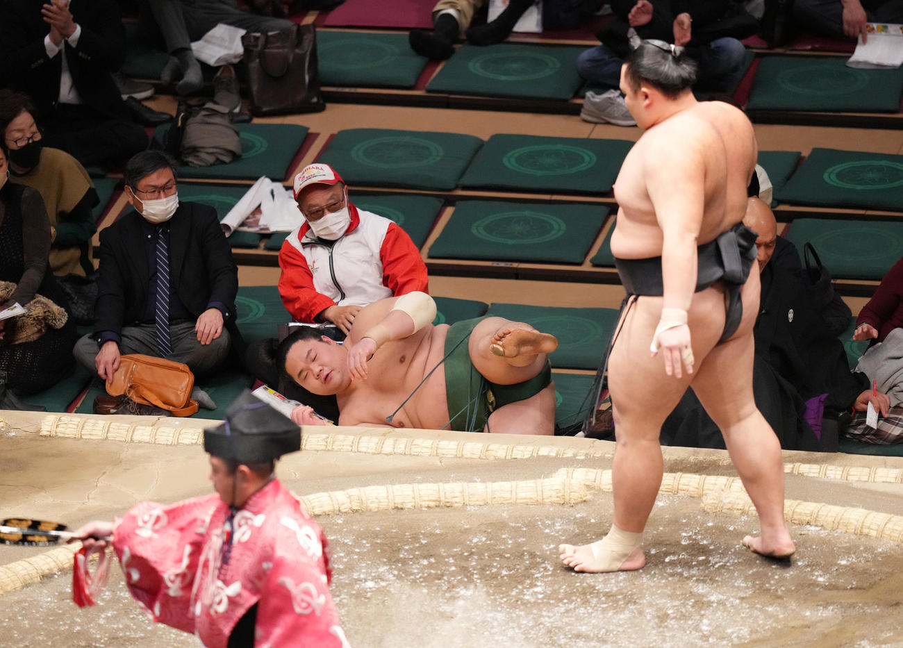 東白龍（奥）を押し倒しで破る朝乃山（撮影・菅敏）