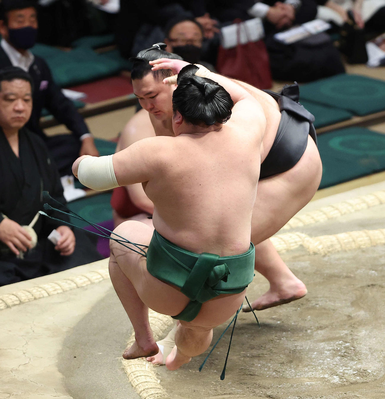 東白龍（手前）を押し倒しで破る朝乃山（撮影・河田真司）