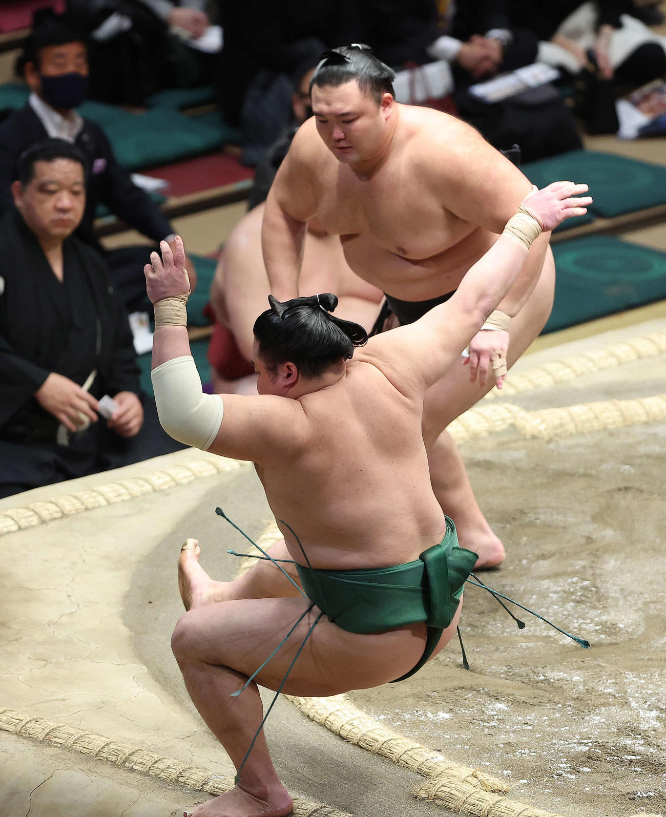 東白龍（手前）を押し倒しで破る朝乃山（撮影・河田真司）