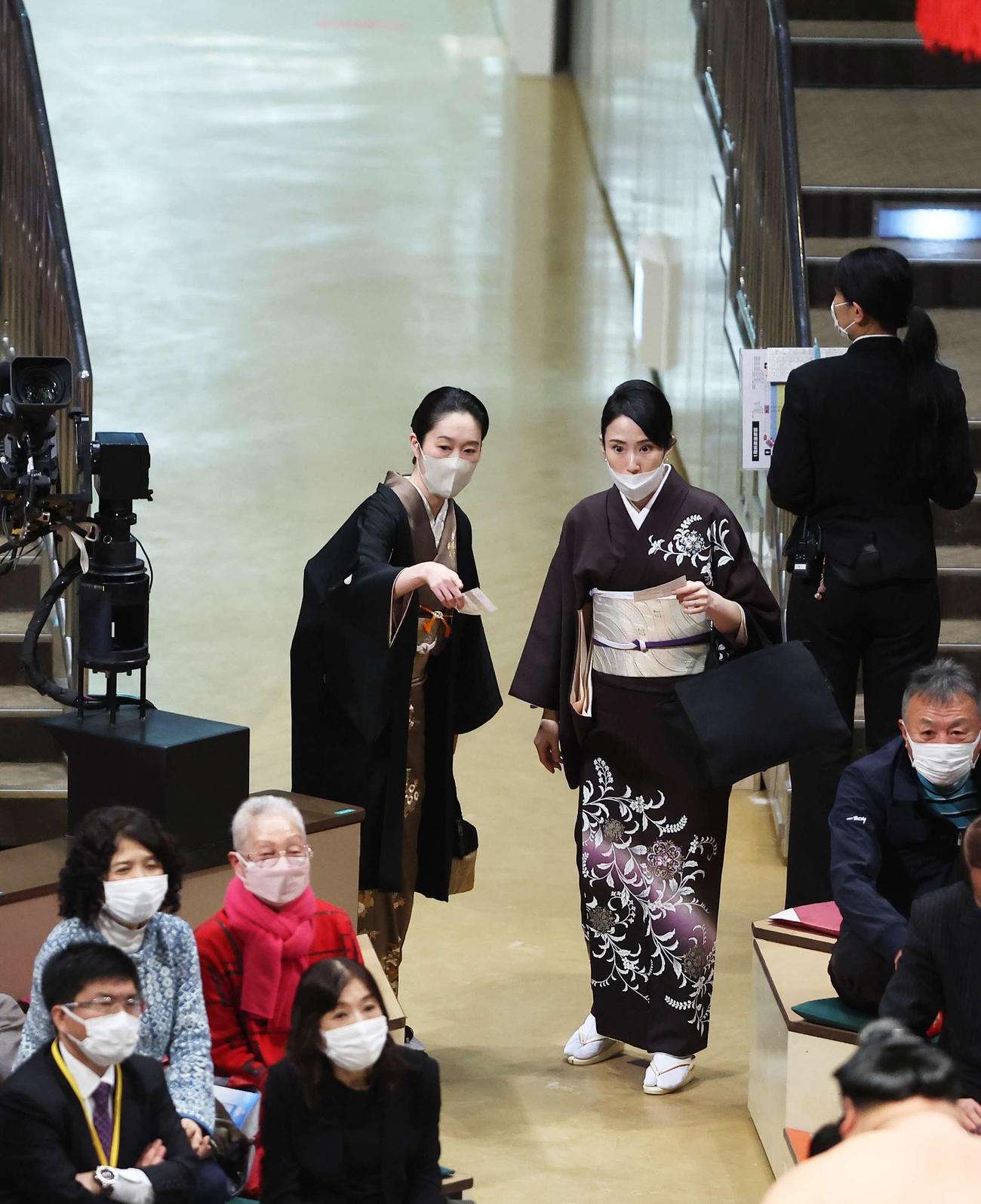 席を探す講談師の田辺銀冶（左）と一龍斎貞鏡（撮影・河田真司）