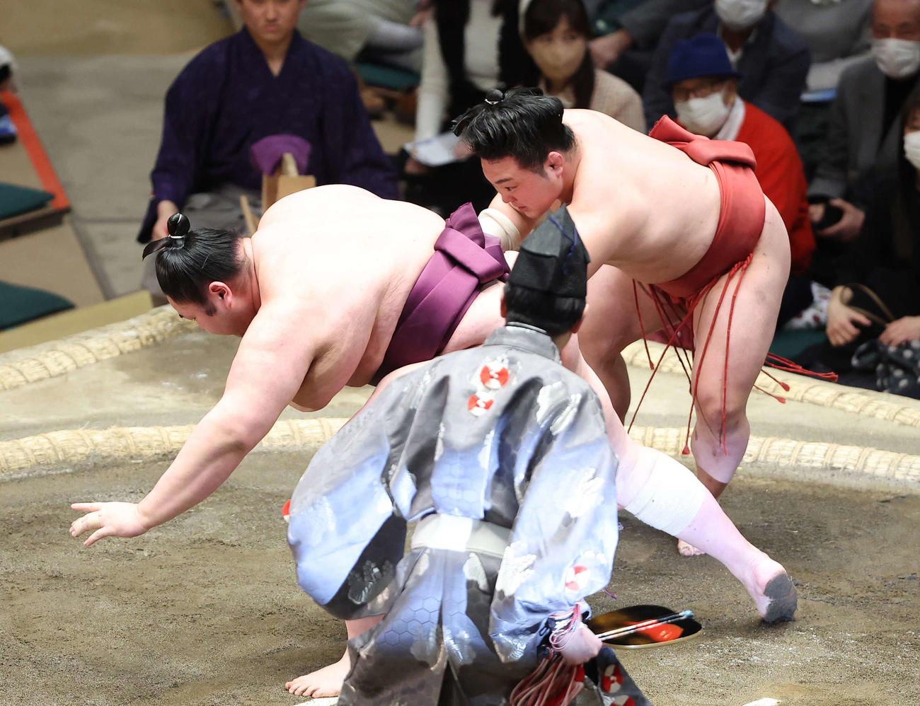 栃武蔵（左）を下手出し投げで破る炎鵬（撮影・河田真司）