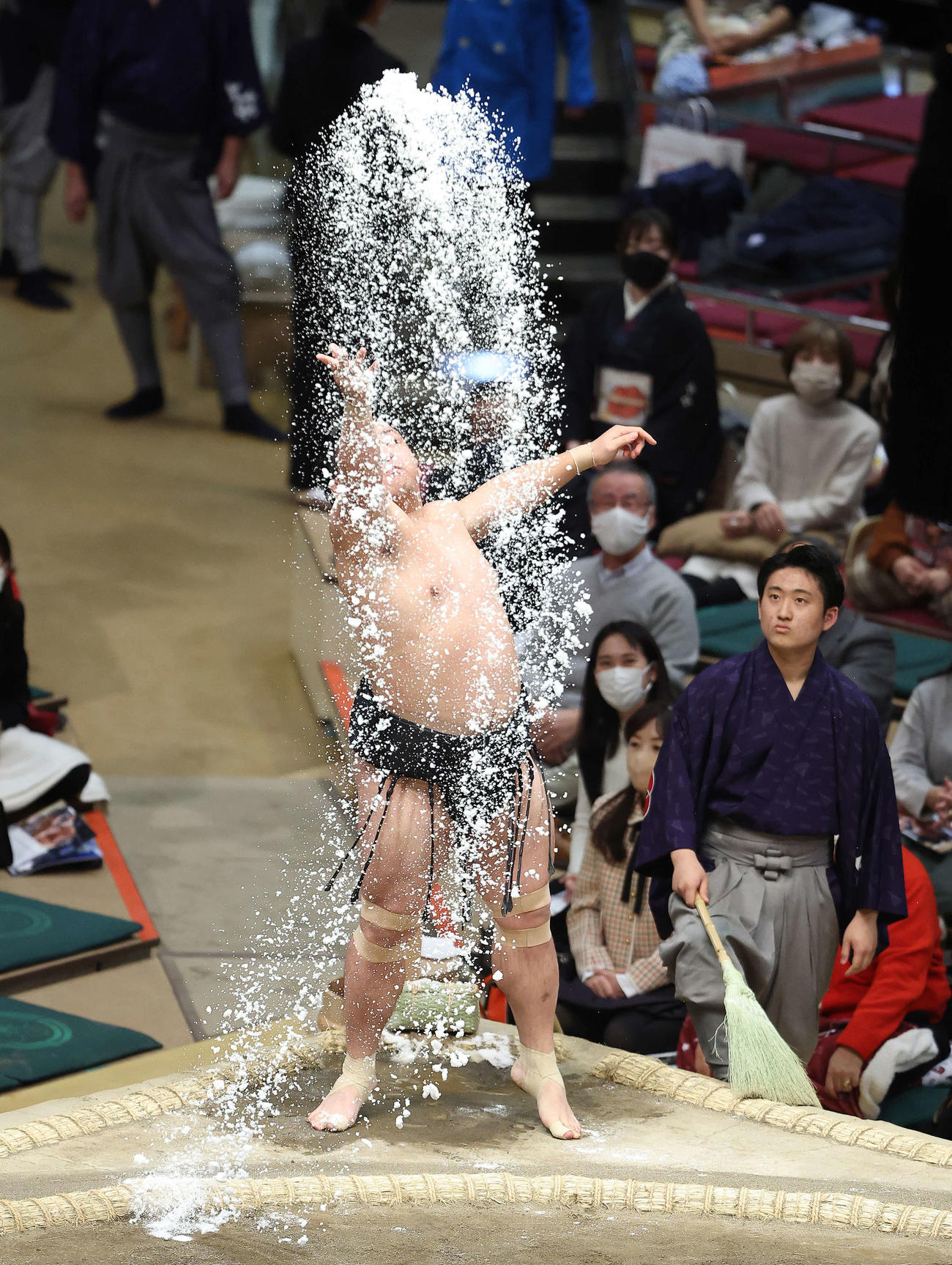 豪快に塩をまく照強（撮影・河田真司）