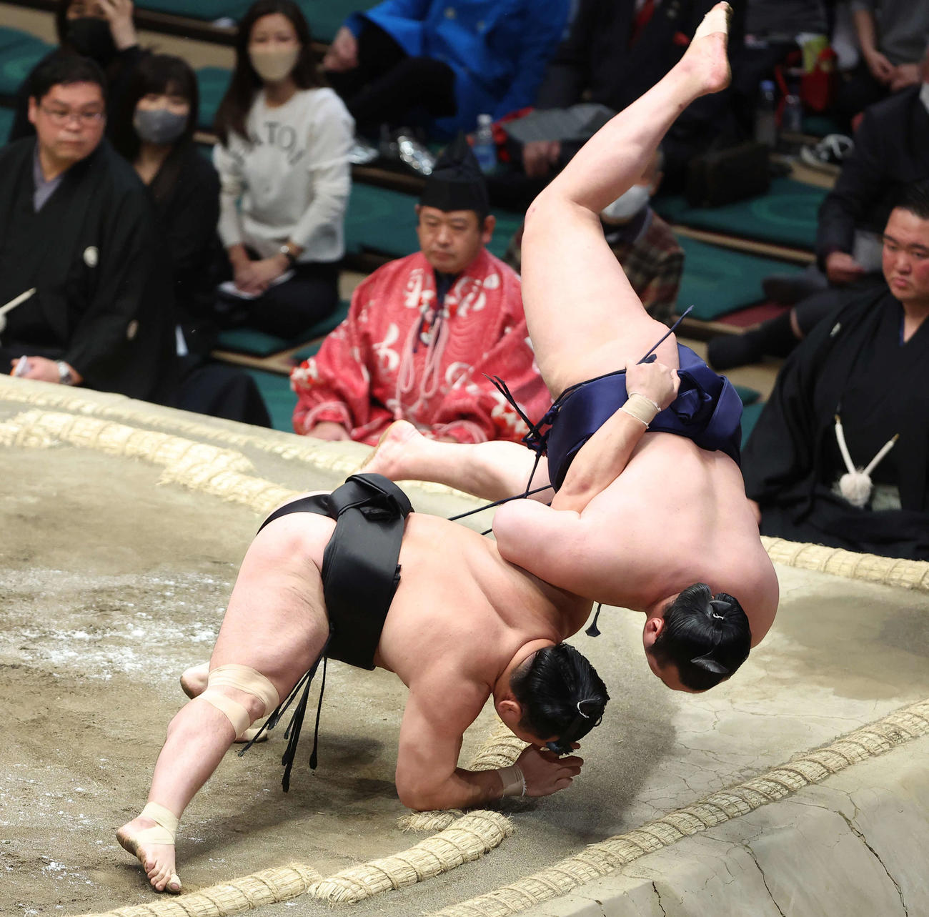 照強（左）は北の若に小手投げで敗れる（撮影・河田真司）