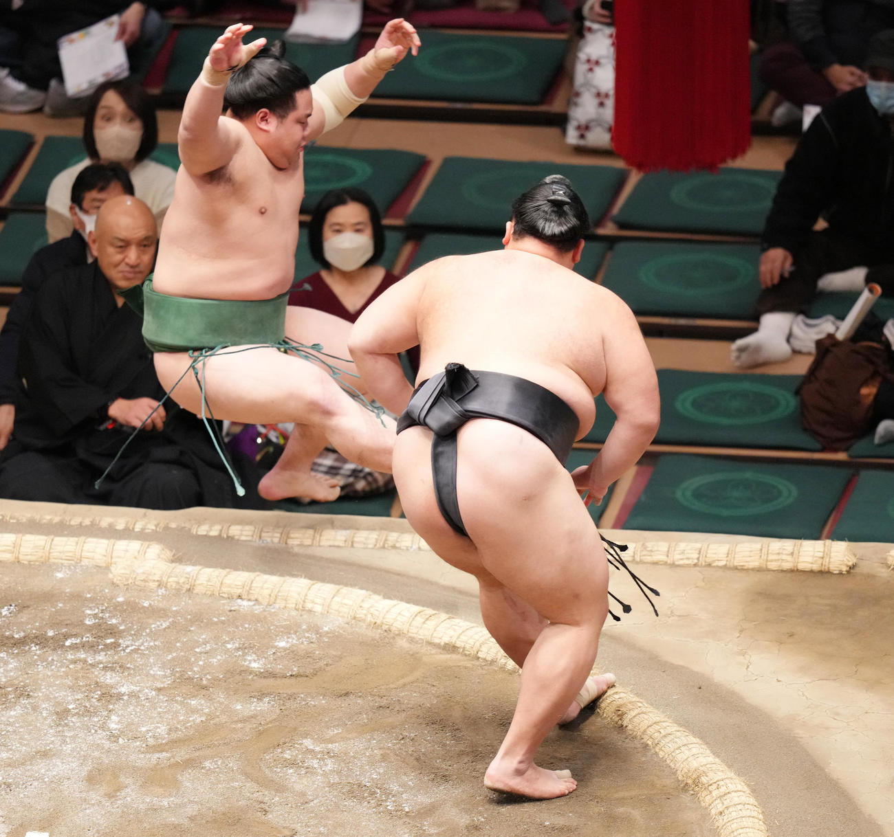 東白龍（左）を押し倒しで破る朝乃山（撮影・菅敏）