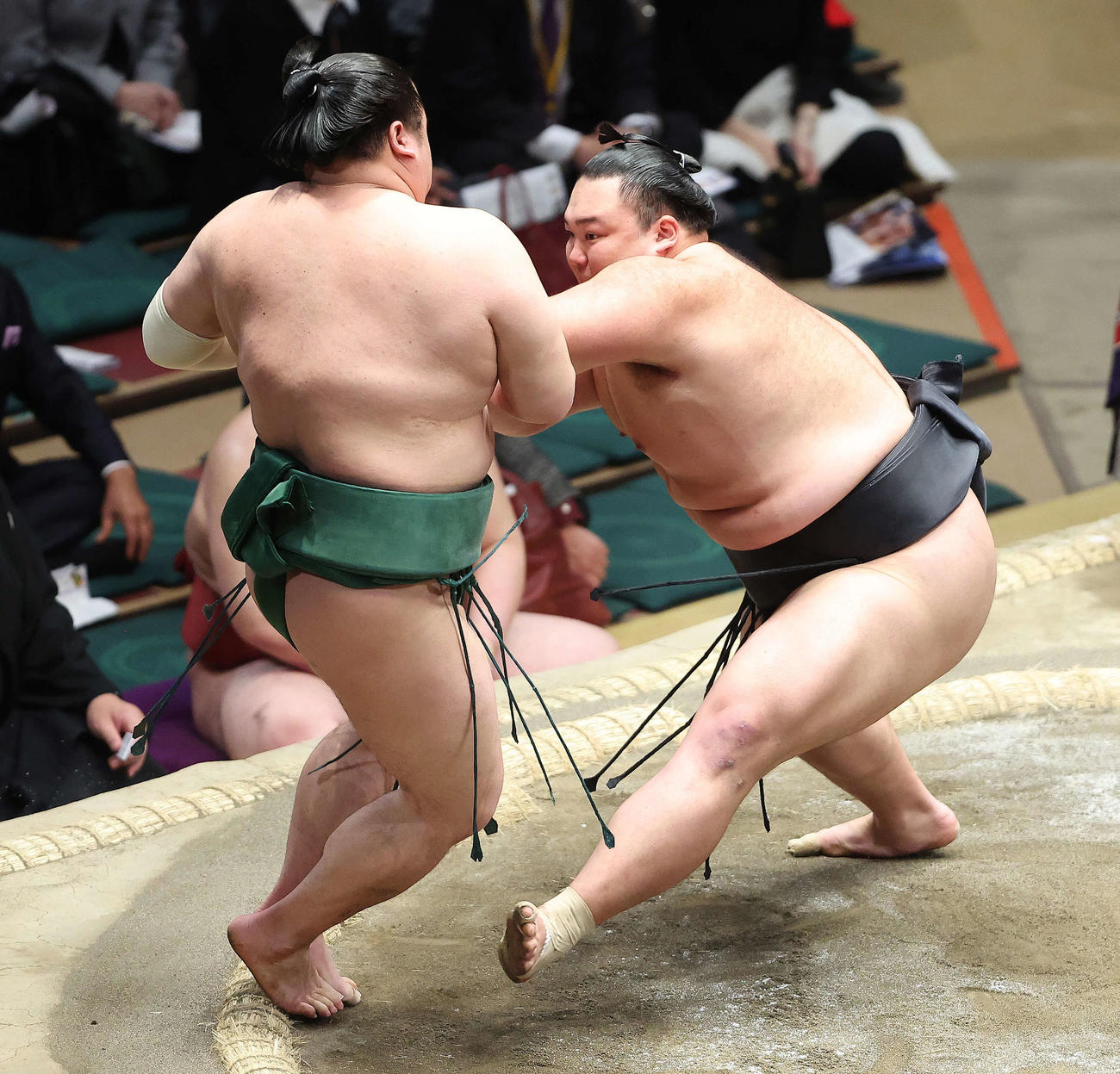 東白龍（左）を押し倒しで破る朝乃山（撮影・河田真司）