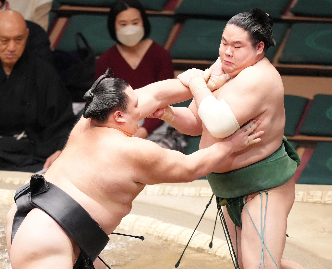 東白龍（右）を攻める朝乃山（撮影・菅敏）