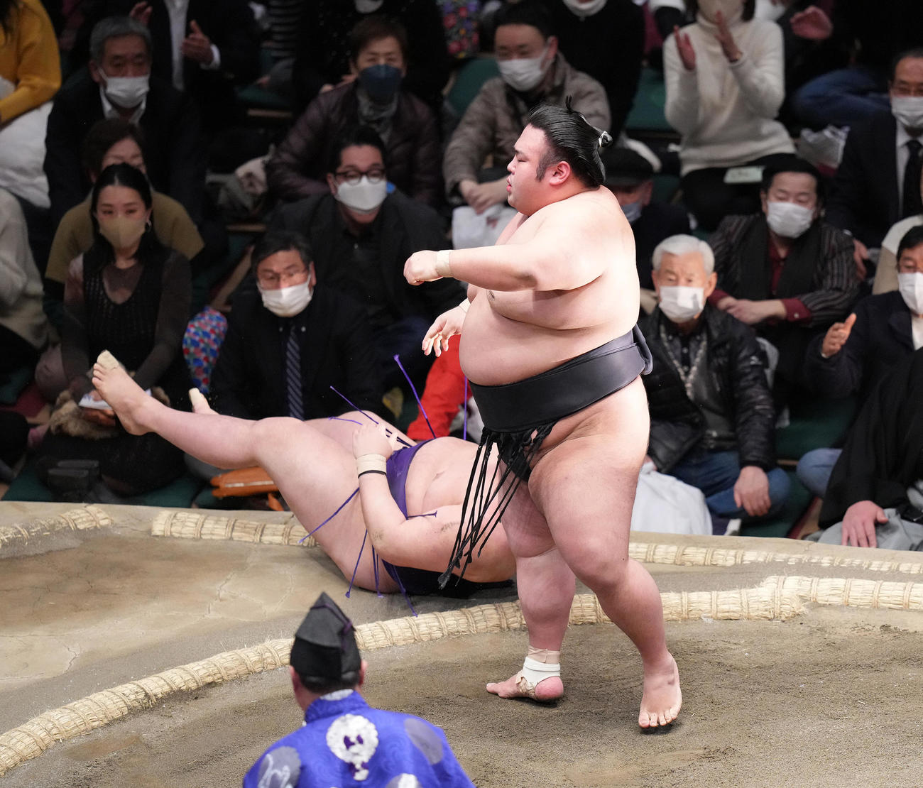 明生（奥）を小手投げで破る貴景勝（撮影・菅敏）