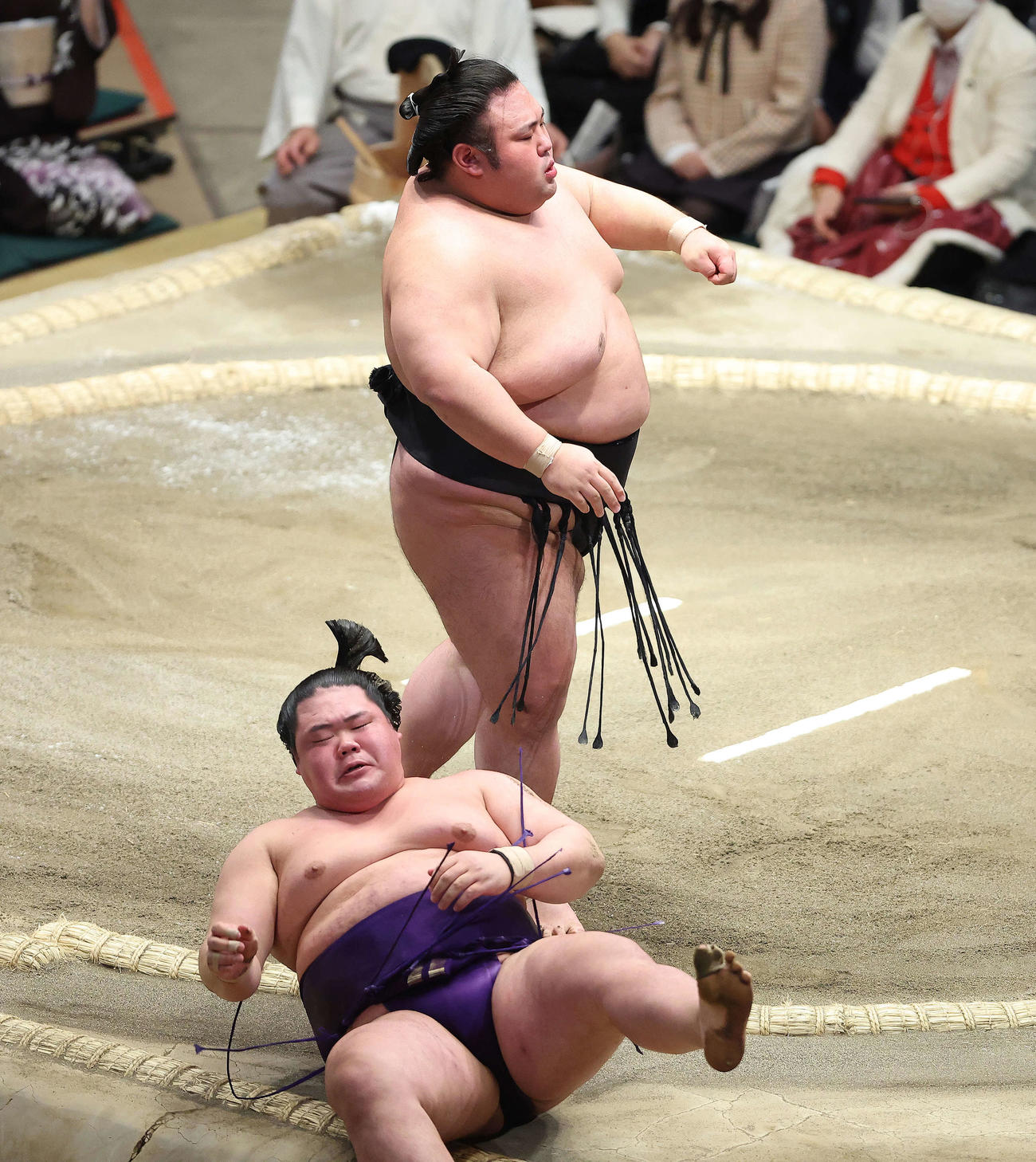 明生（手前）を小手投げで破る貴景勝（撮影・河田真司）