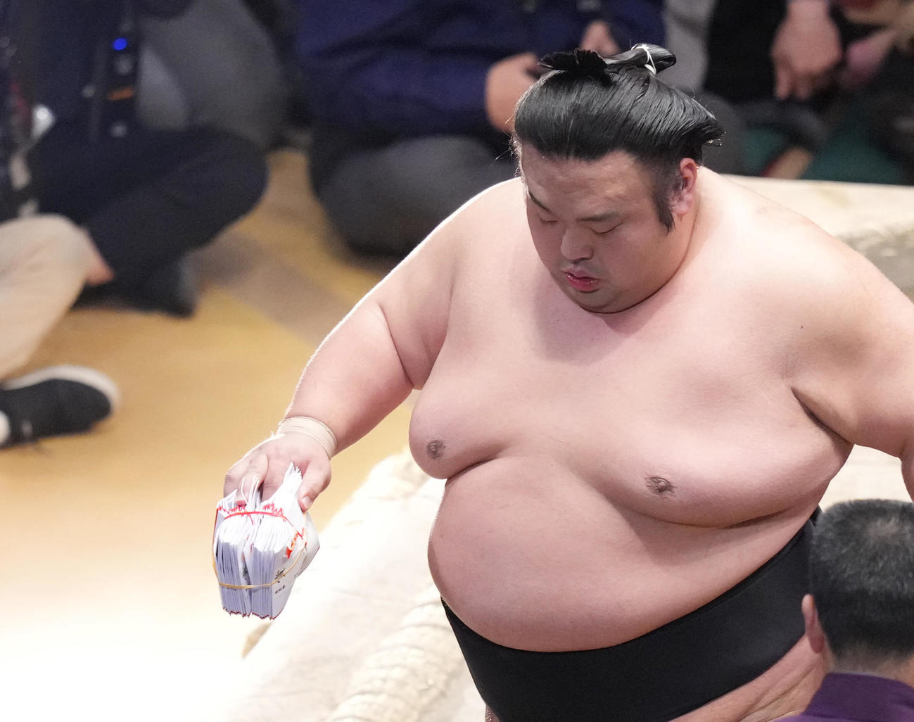 明生を小手投げで破り、懸賞金を手に引き揚げる貴景勝（撮影・菅敏）