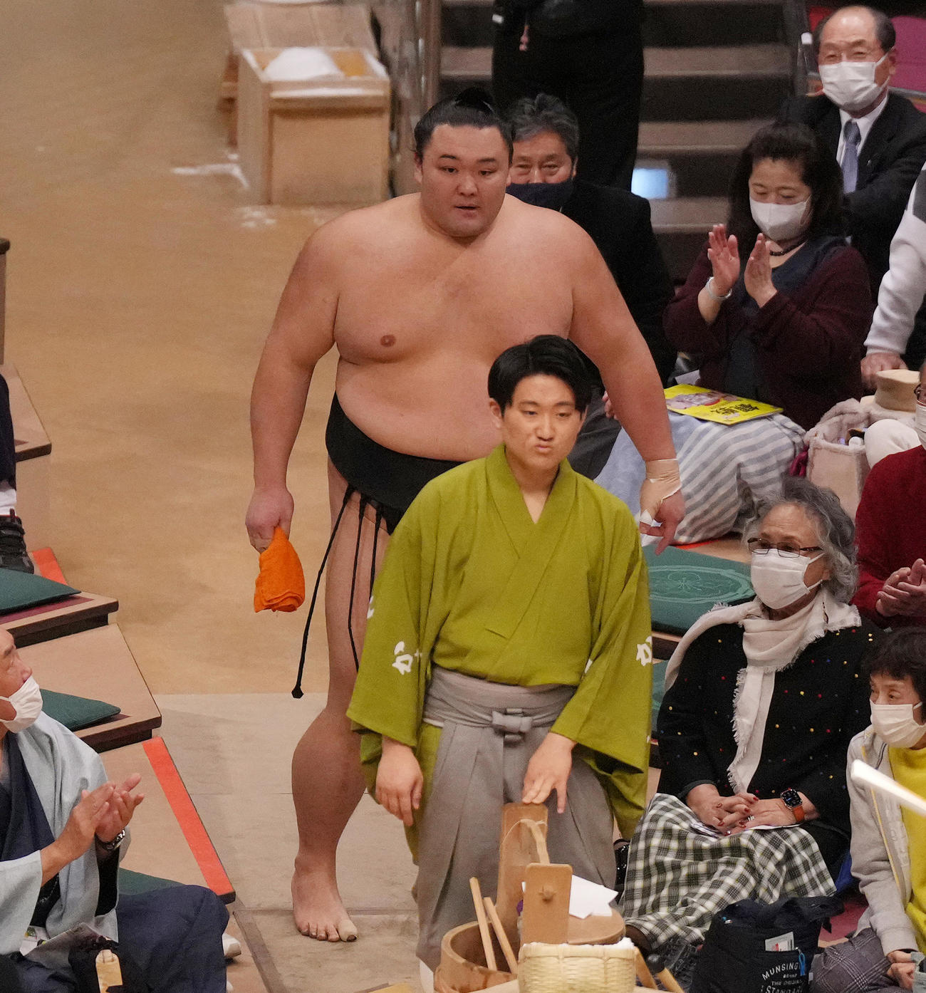 大翔鵬に寄り切りで敗れ、肩を落とし引き揚げる朝乃山（撮影・菅敏）