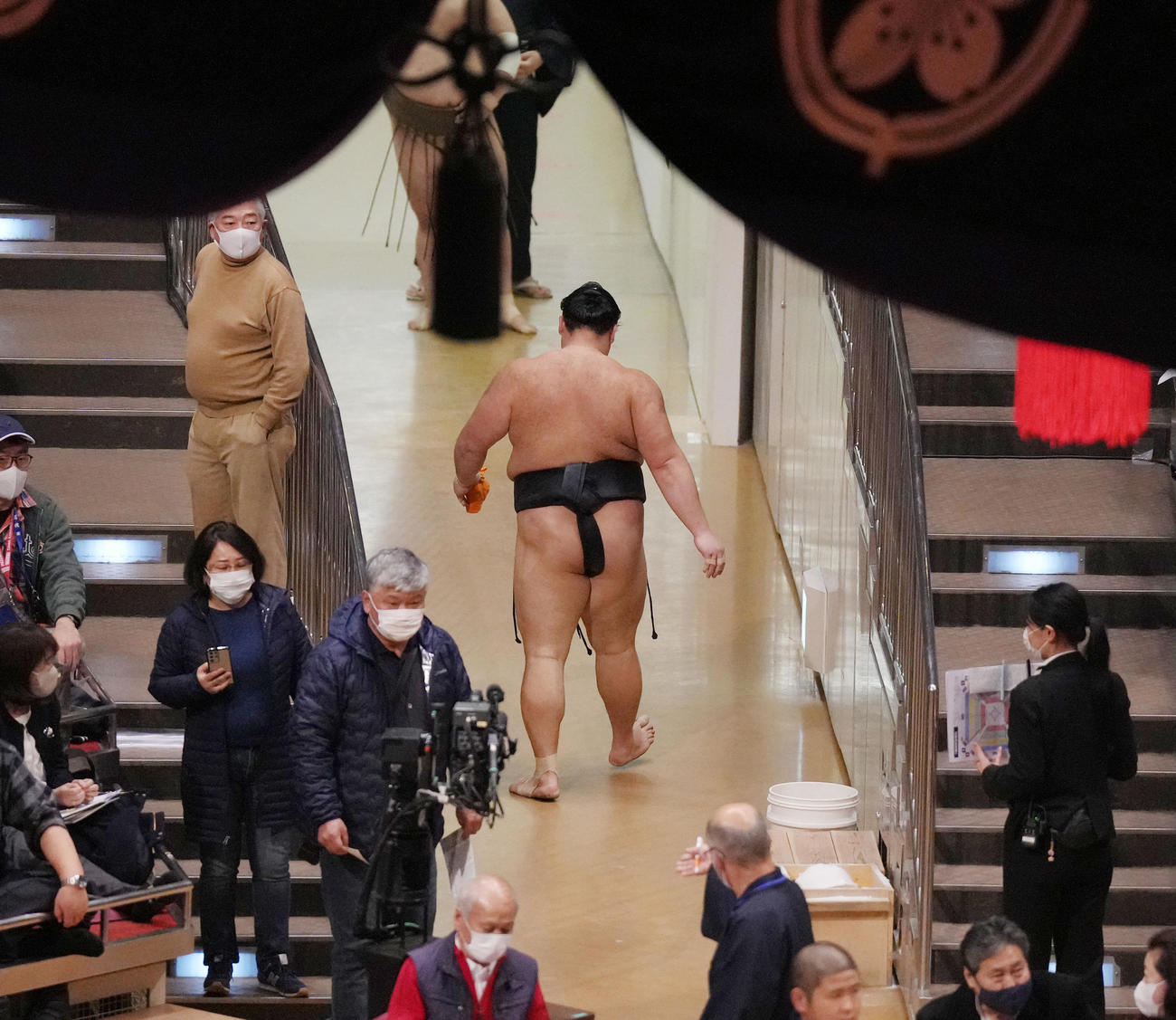 大翔鵬に寄り切りで敗れ、肩を落とし引き揚げる朝乃山（撮影・菅敏）