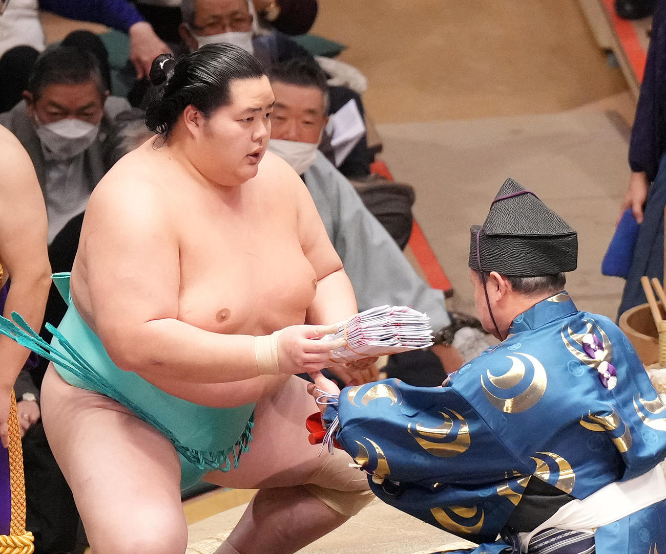 貴景勝を押し出しで破り、懸賞金を受け取る琴ノ若（撮影・菅敏）