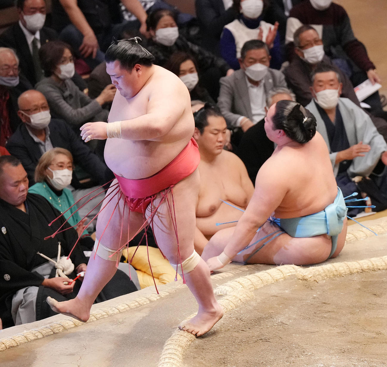 琴勝峰（右）をすくい投げで破る阿武咲（撮影・菅敏）