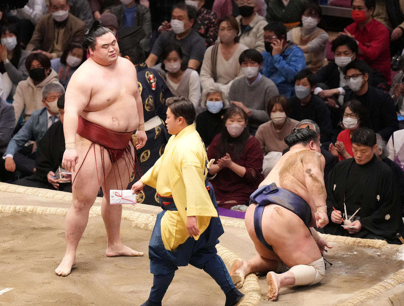 北勝富士（右）を押し倒しで破る隆の勝（撮影・菅敏）