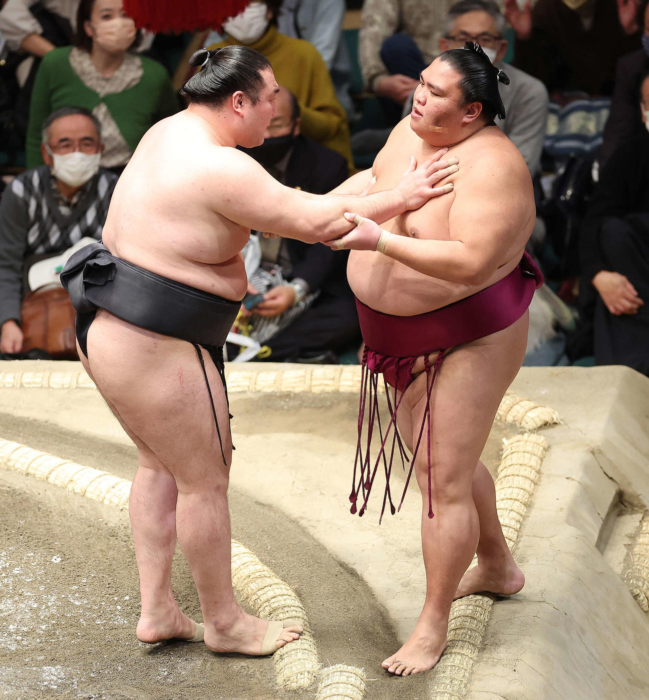 竜電（左）は御嶽海を押し出しで破る（撮影・河田真司）