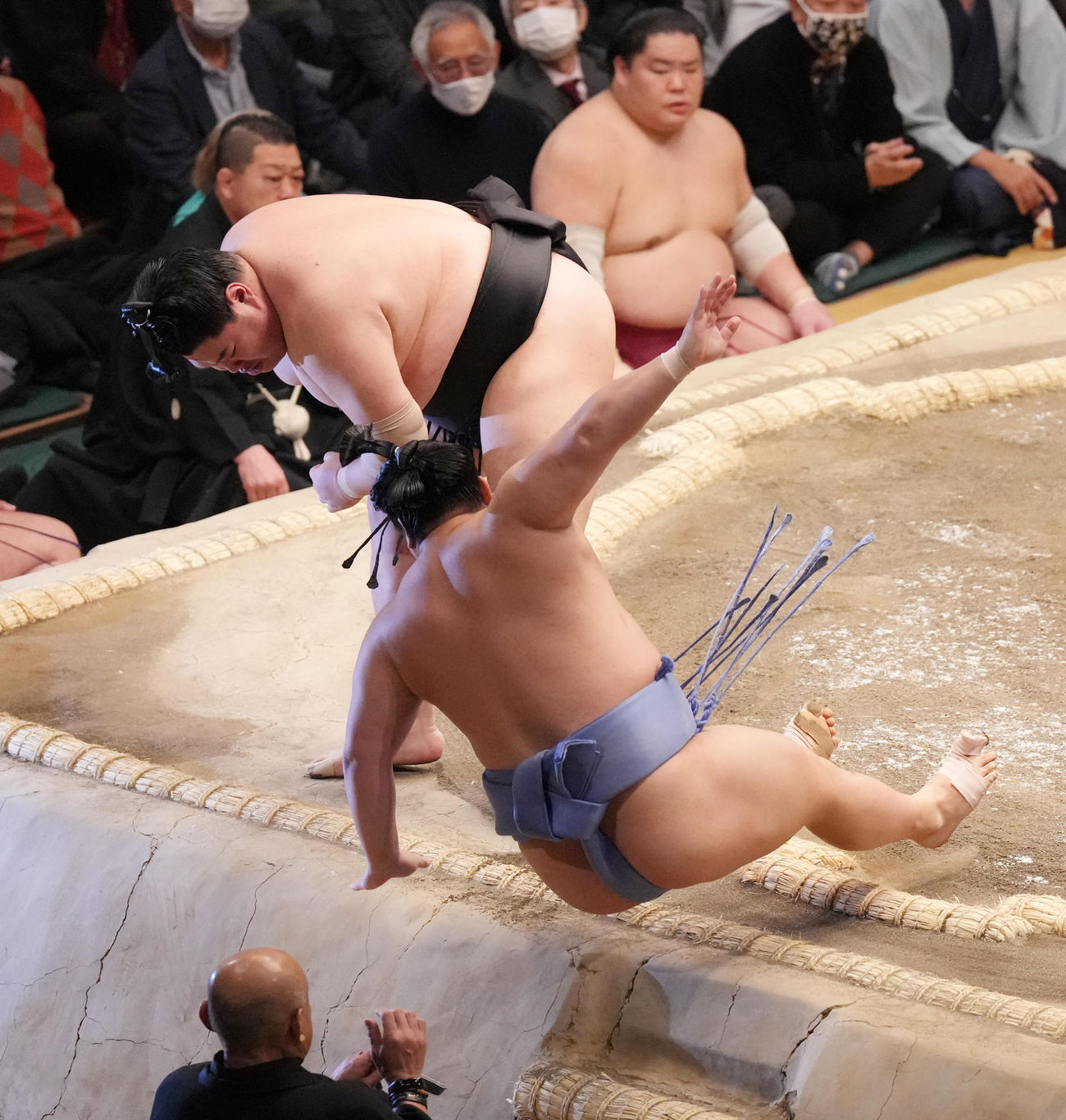 阿炎（左）を勇み足で破る翔猿（撮影・菅敏）