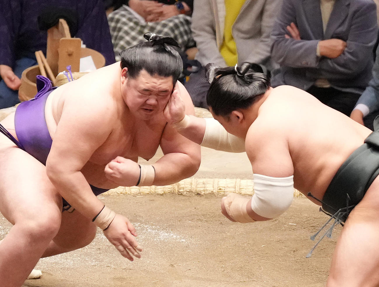 翠富士（右）の張り手を受ける明生（撮影・菅敏）