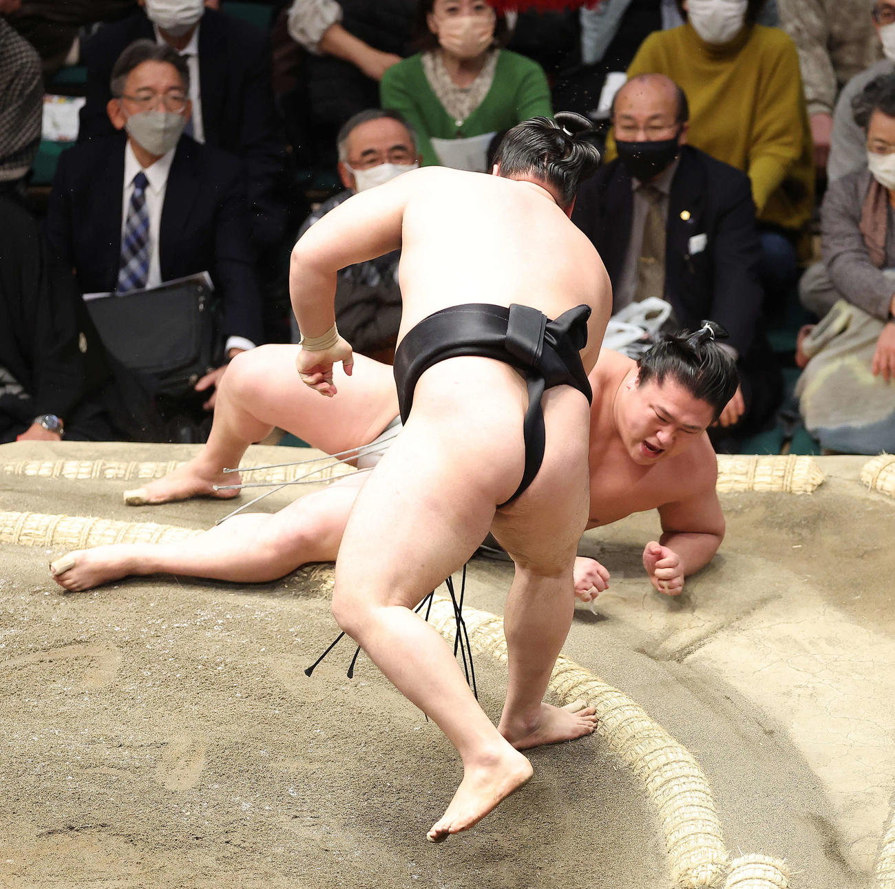 霧馬山（手前）にとったりで敗れる若隆景（撮影・河田真司）