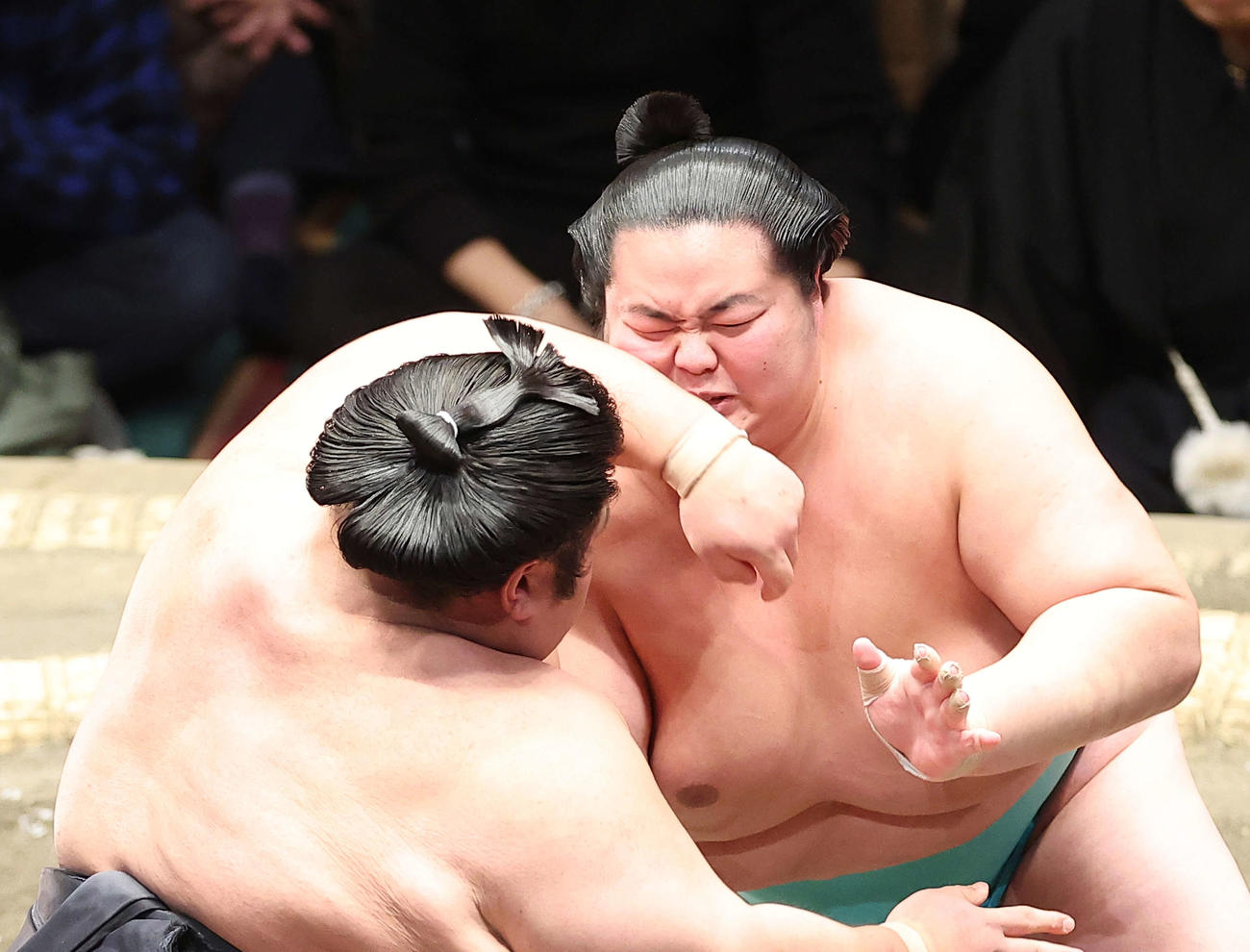 貴景勝（左）と激しくぶつかり合う琴ノ若（撮影・河田真司）