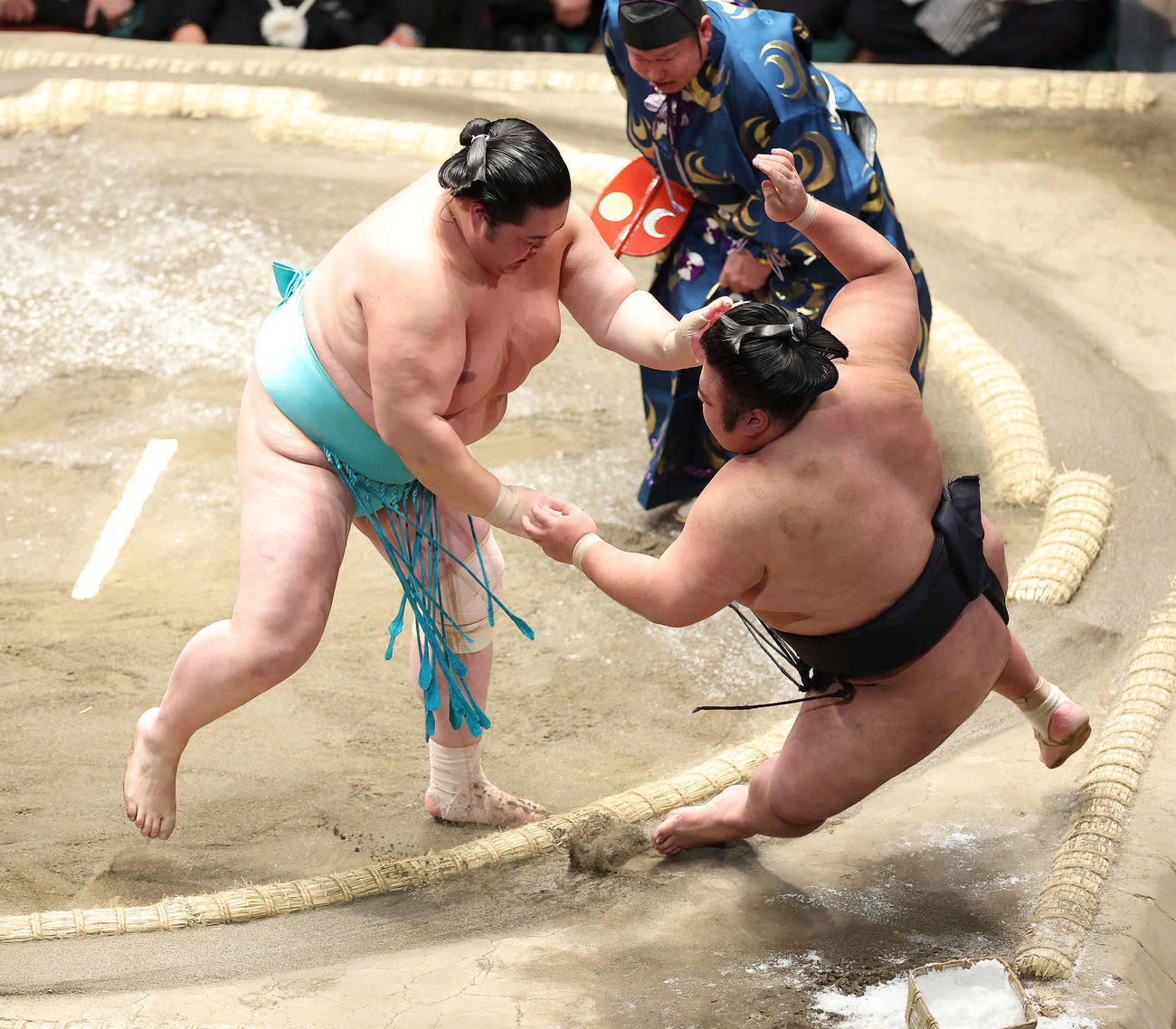 琴ノ若（左）は貴景勝を押し倒しで破る（撮影・河田真司）