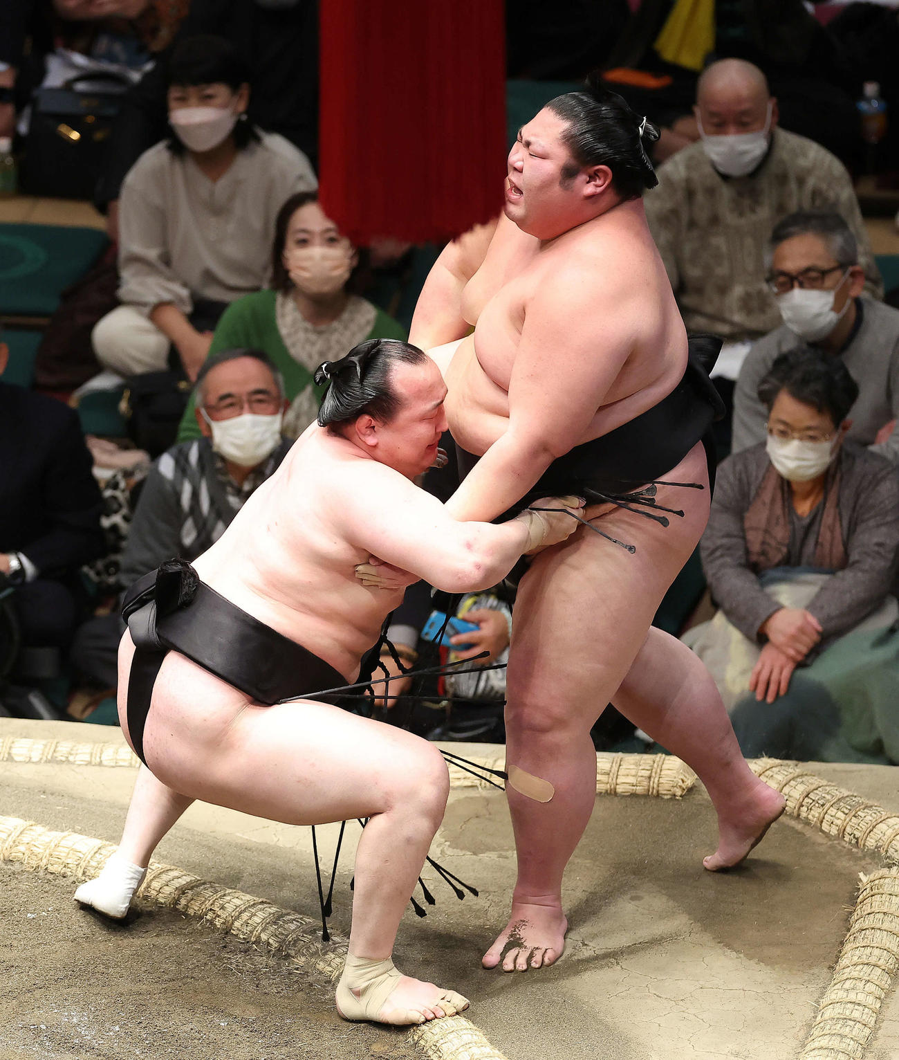 千代翔馬（左）は剣翔を寄り切りで破る（撮影・河田真司）