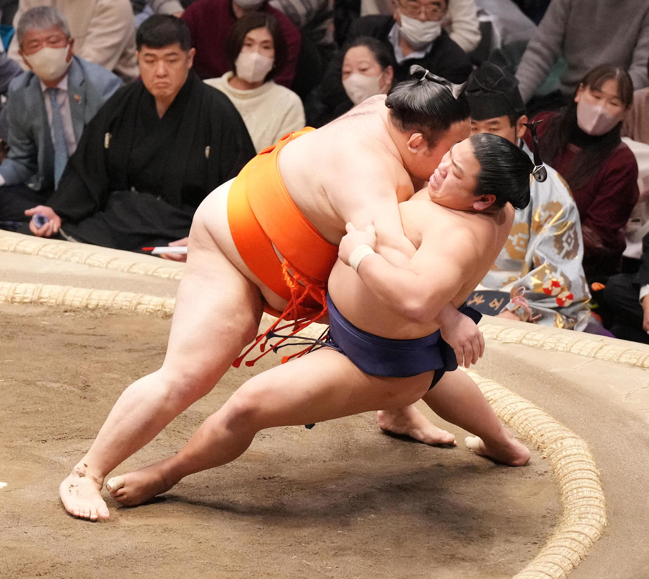 平戸海（右）を浴びせ倒しで破る水戸龍（撮影・菅敏）