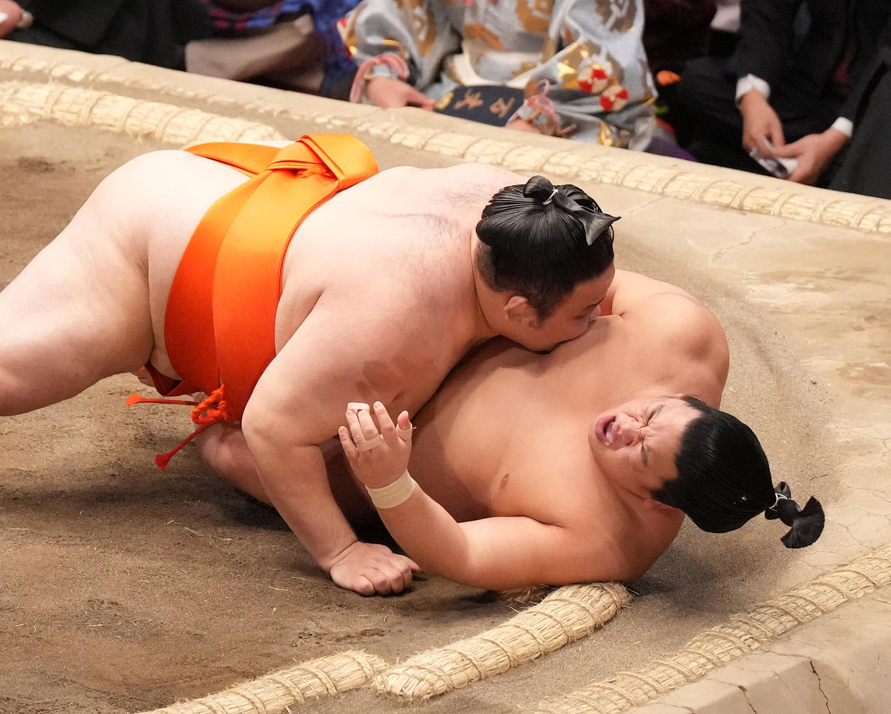 平戸海（右）を浴びせ倒しで破る水戸龍（撮影・菅敏）
