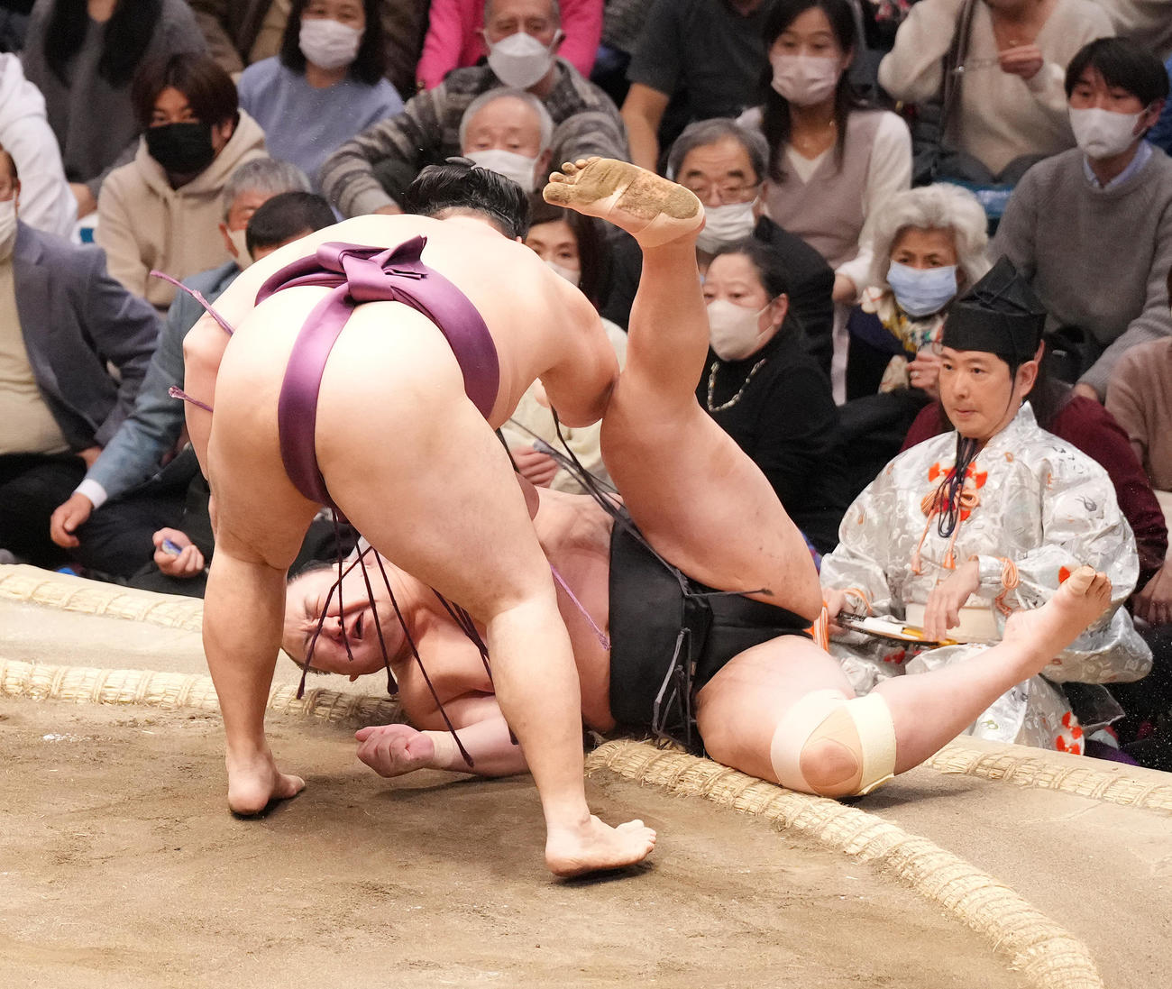 東龍（奥）を上手投げで破る遠藤（撮影・菅敏）