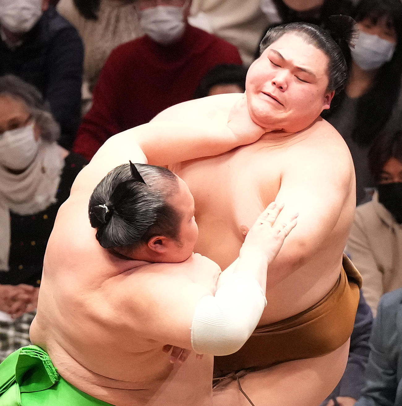 王鵬（右）にのど輪で攻める千代丸（撮影・菅敏）