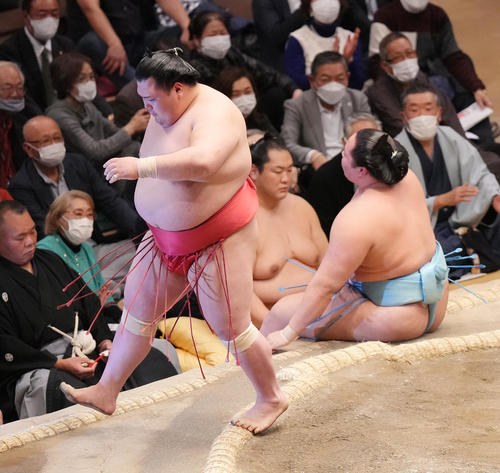 琴勝峰(右)をすくい投げで破る阿武咲(撮影・菅敏)