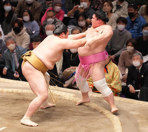 宇良(右)を突き出しで破る輝(撮影・菅敏)