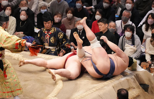 北勝富士(右)を押し倒しで破る隆の勝(撮影・菅敏)