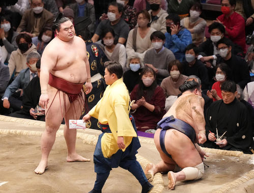 北勝富士(右)を押し倒しで破る隆の勝(撮影・菅敏)
