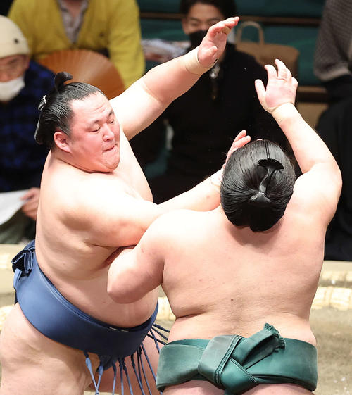 錦木(手前)を突っ張りで攻める玉鷲(撮影・河田真司)