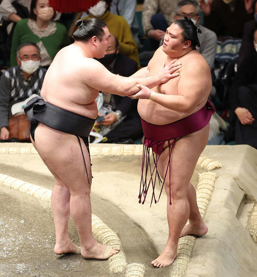 竜電(左)は御嶽海を押し出しで破る(撮影・河田真司)