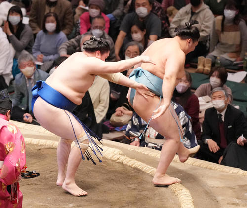 欧勝馬(右)を送り出しで破る一山本(撮影・菅敏)