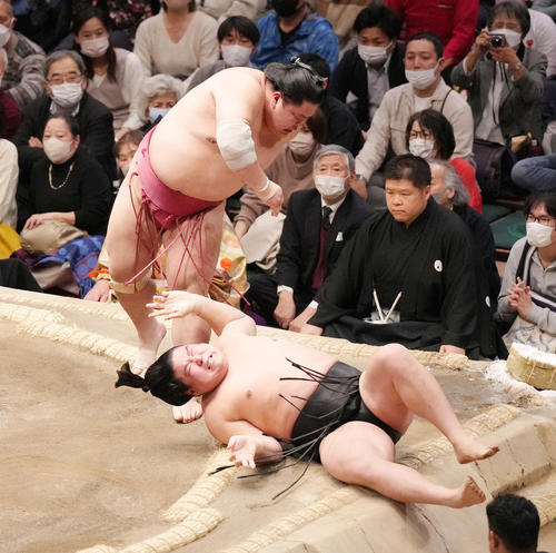 若元春(下)を突き落としで破る大栄翔(撮影・菅敏)