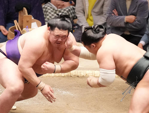 翠富士(右)の張り手を受ける明生(撮影・菅敏)