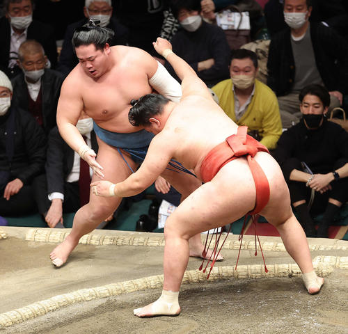 錦富士(左)を寄り切りで破る豊昇龍(撮影・河田真司)