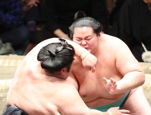 貴景勝(左)と激しくぶつかり合う琴ノ若(撮影・河田真司)