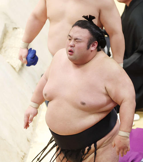 琴ノ若に押し倒しで敗れ、険しい表情を見せる貴景勝(撮影・河田真司)
