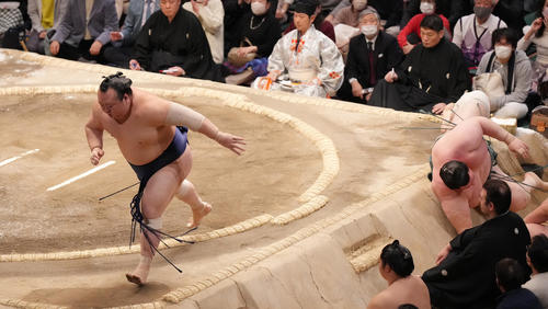 碧山(右)をはたき込みで破る宝富士(撮影・菅敏)